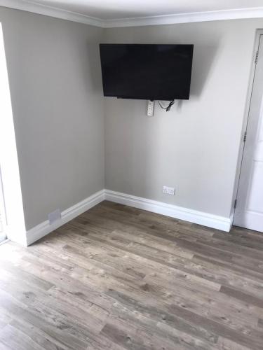 walls-and-skirting-painted